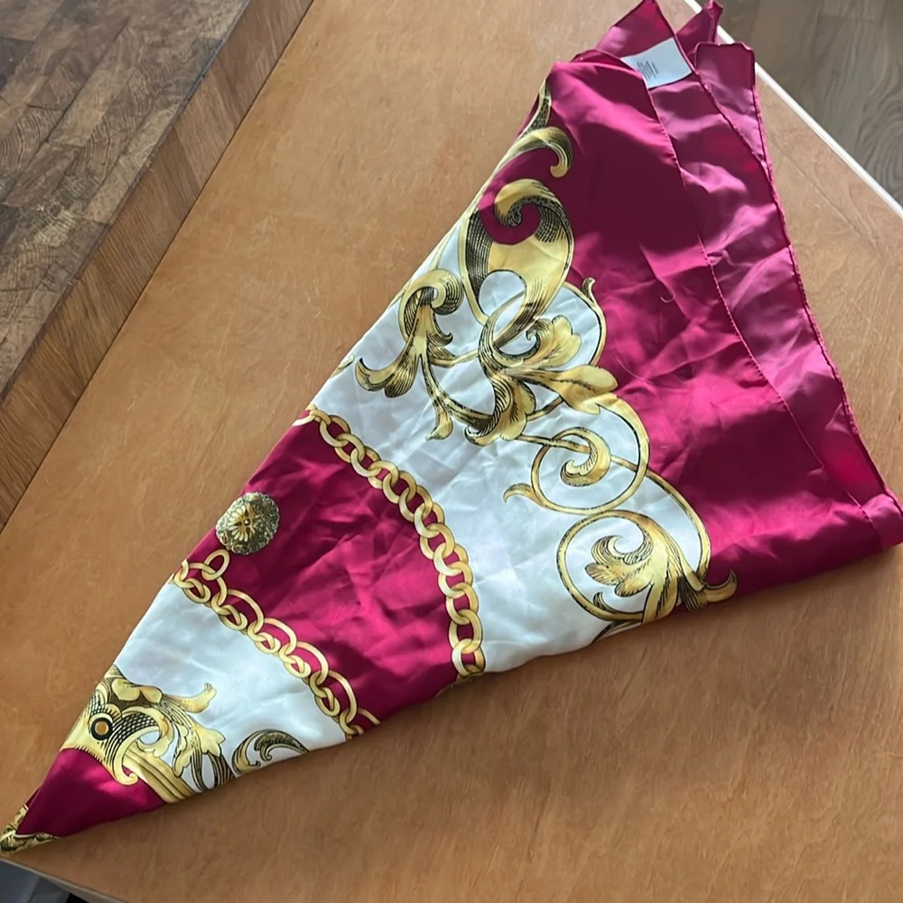 Large patterned scarf - Picture 1 of 4
